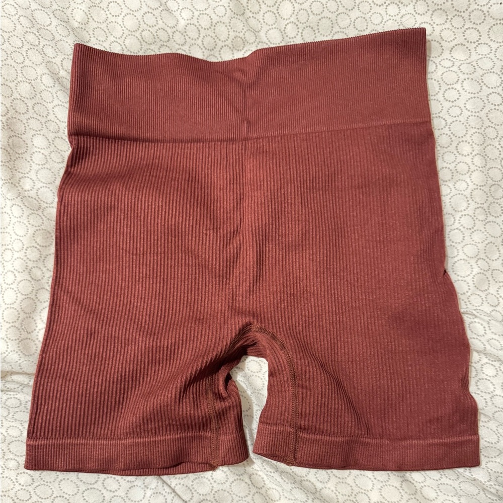 Robbed burgundy shorts